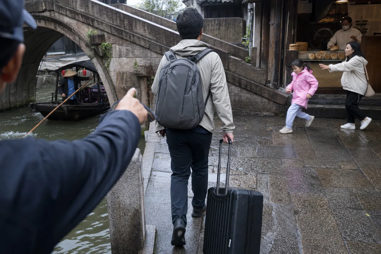 In Shaoxing, a Transit Receipt and a Small Bridge Led Me into the City Together