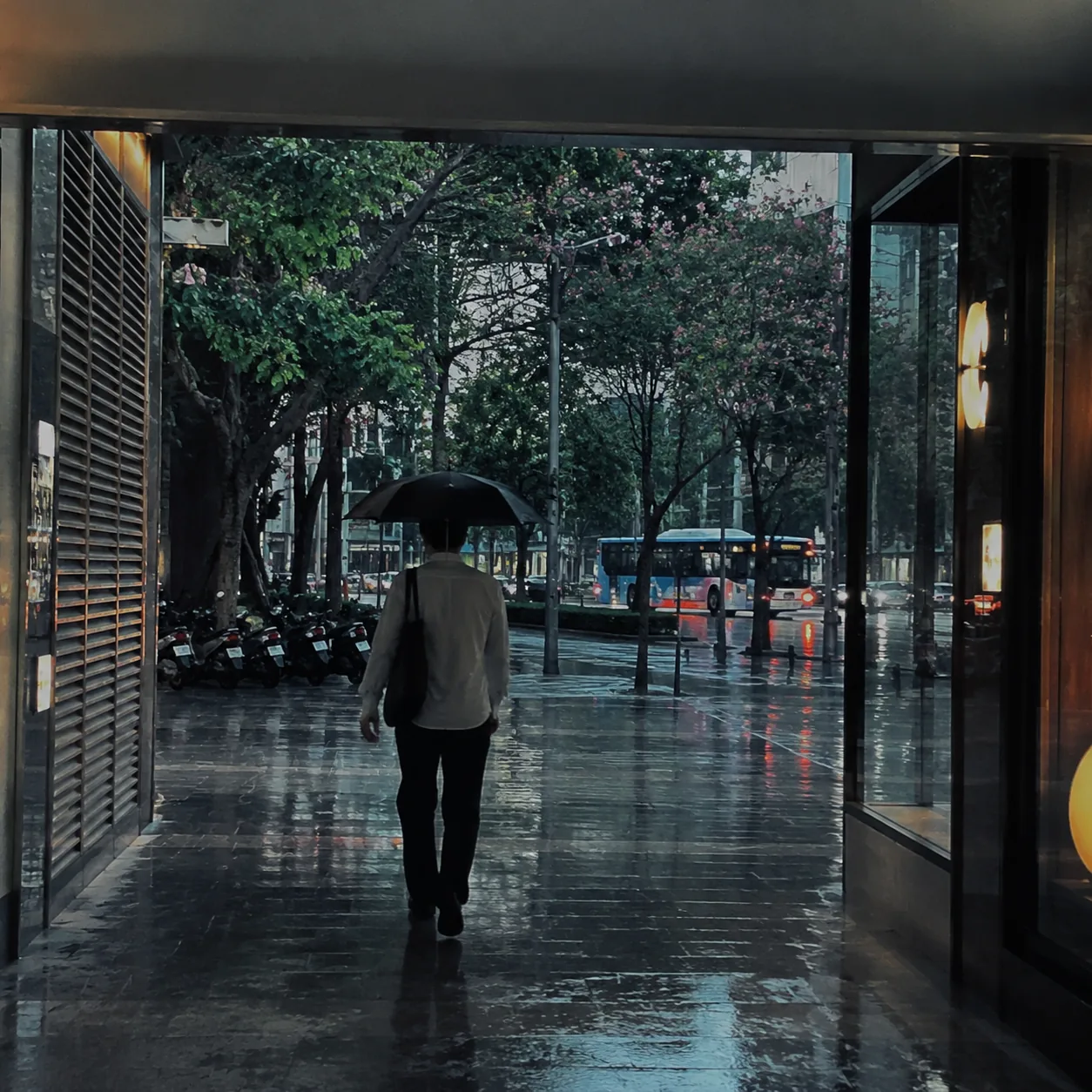 Once Rain Hits Guangzhou, What Needs Rearranging Is Not Your Mood but the Sunny-Day Route You Trusted