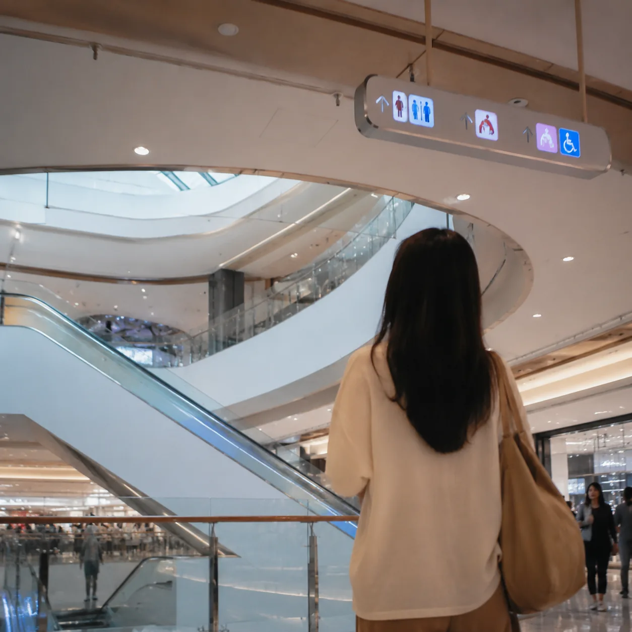 第一次用中国公共厕所,我学会提前看标识和纸巾
