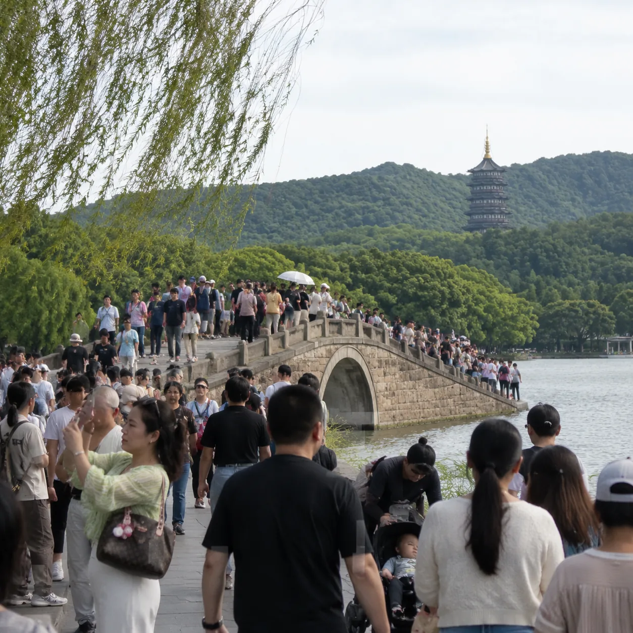 A Breeze by West Lake Reminded Me How to Dodge Crowds at Famous Attractions