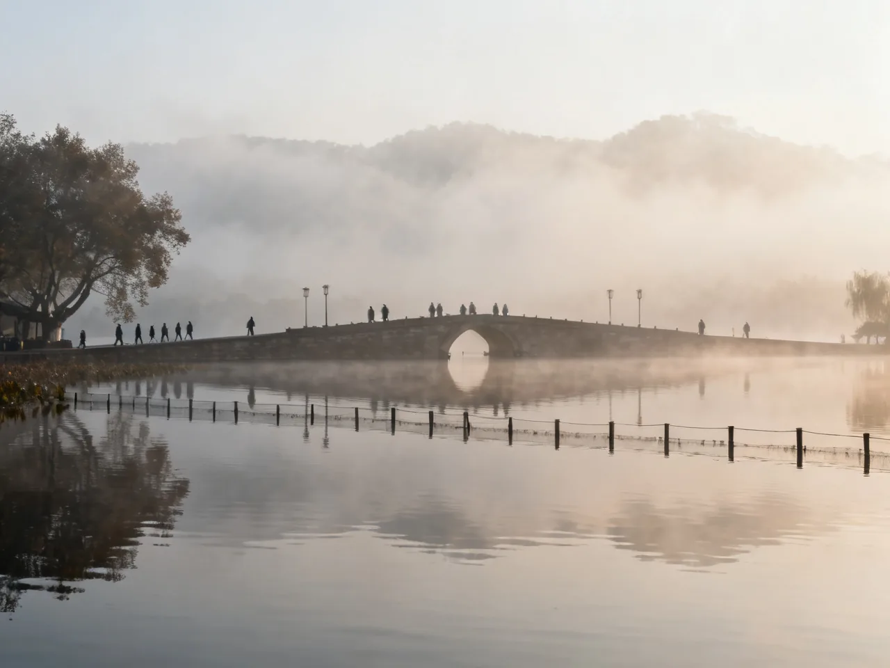 I Turned West Lake into a Slow Day Film from Morning Mist to Night Boat