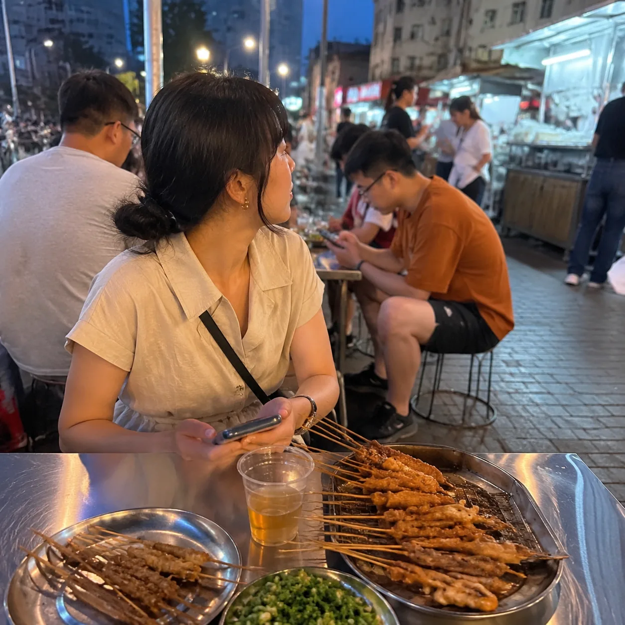 夜市烧烤摊的烟火气,教我别只找网红餐厅