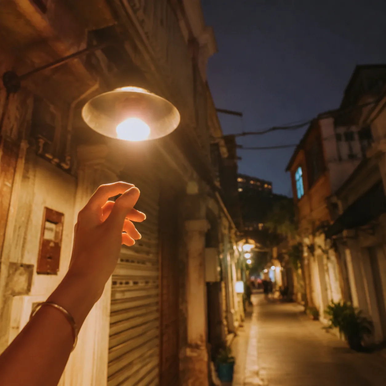 开元路那盏旧灯亮起来时,我才走进厦门的夜里