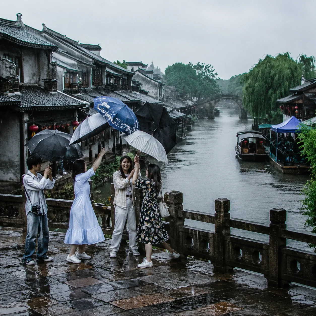 Passing One Umbrella Around in Changshu's May Rain, We Laughed Until None of Us Cared About the Photos Anymore