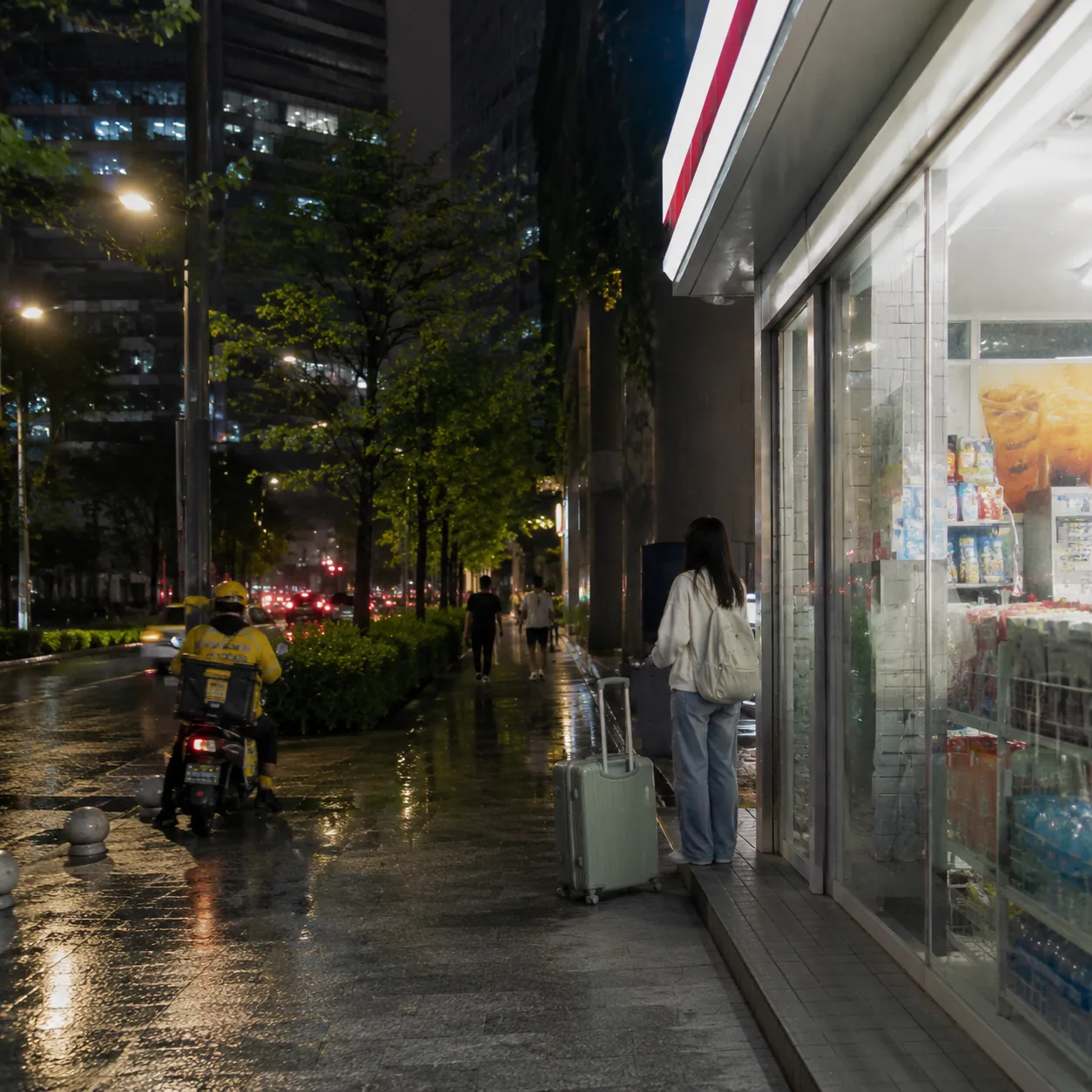 A Convenience Store at Night in Shenzhen Showed Me Another Kind of Urban Safety