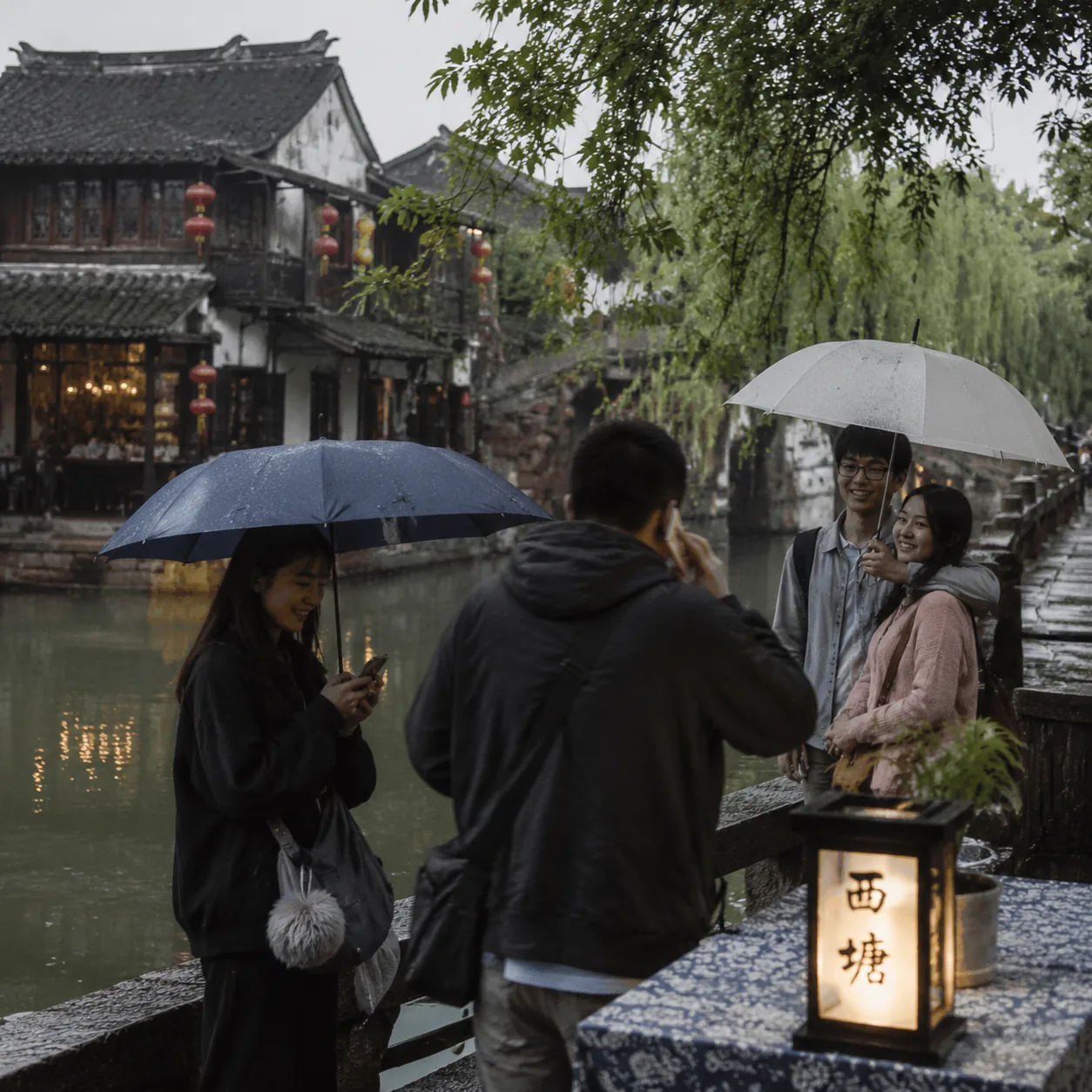 Sharing One Umbrella in Xitang Rain, We Got Lost and Found Again in a Night That Felt More Like Youth Than Any Bar