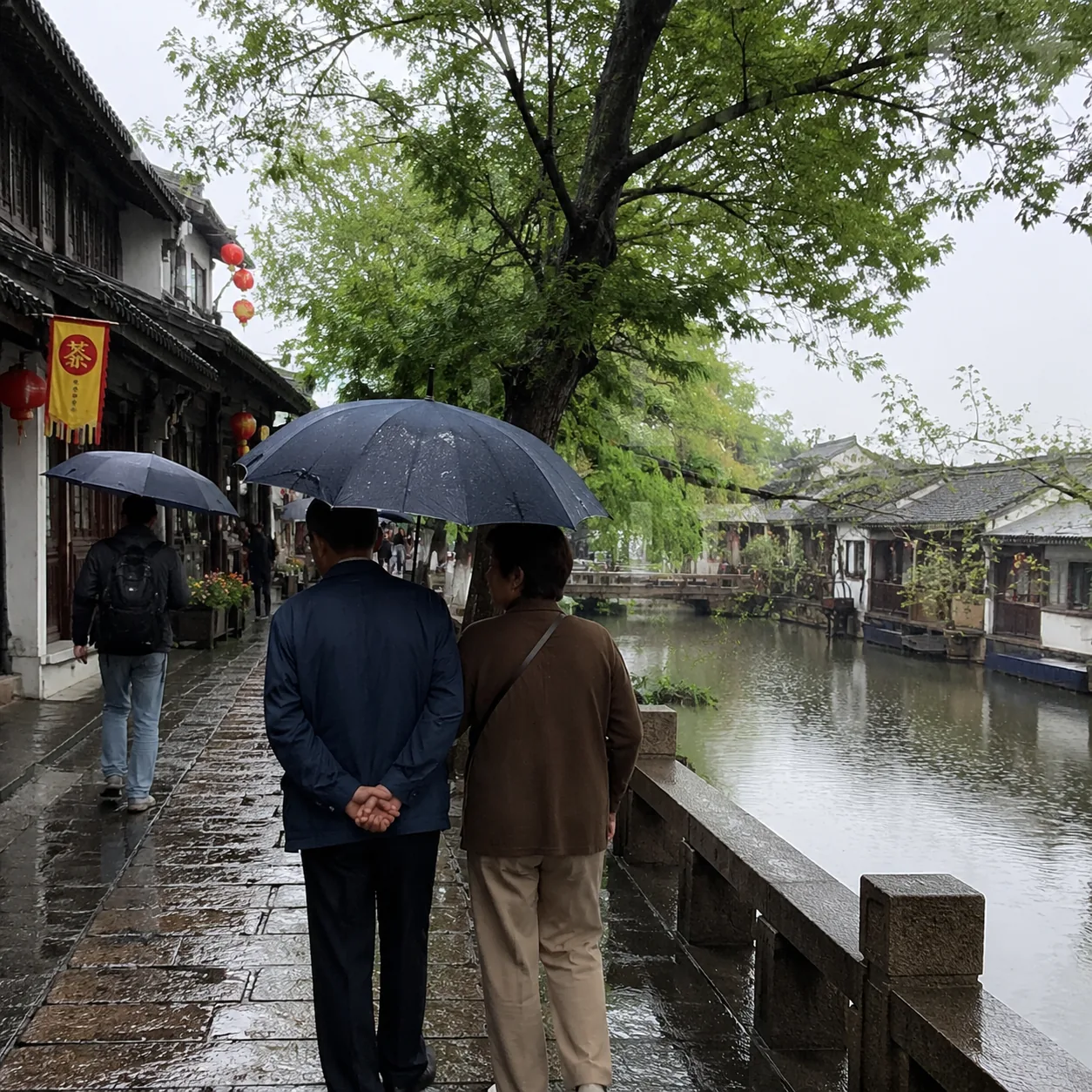 Looking for a Restaurant with My Parents in Huzhou Rain, I Learned the Steadiest Family Plan Begins with Sitting Down