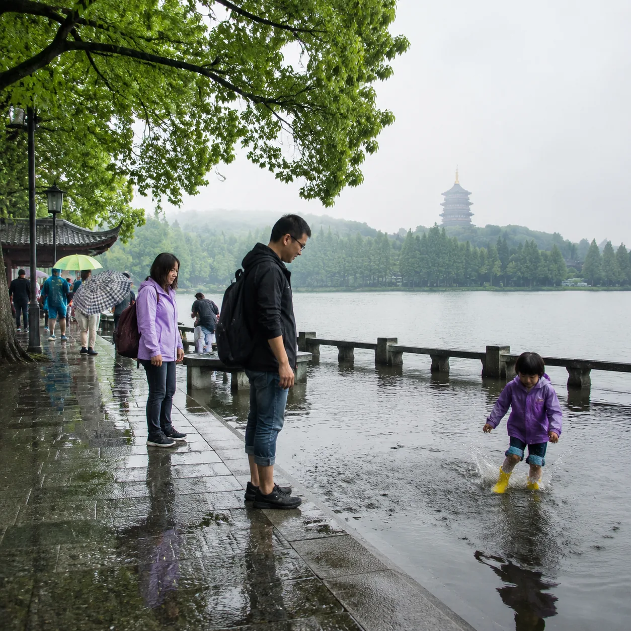 我们带着孩子在杭州遇上五月细雨，才知道西湖不用一路赶