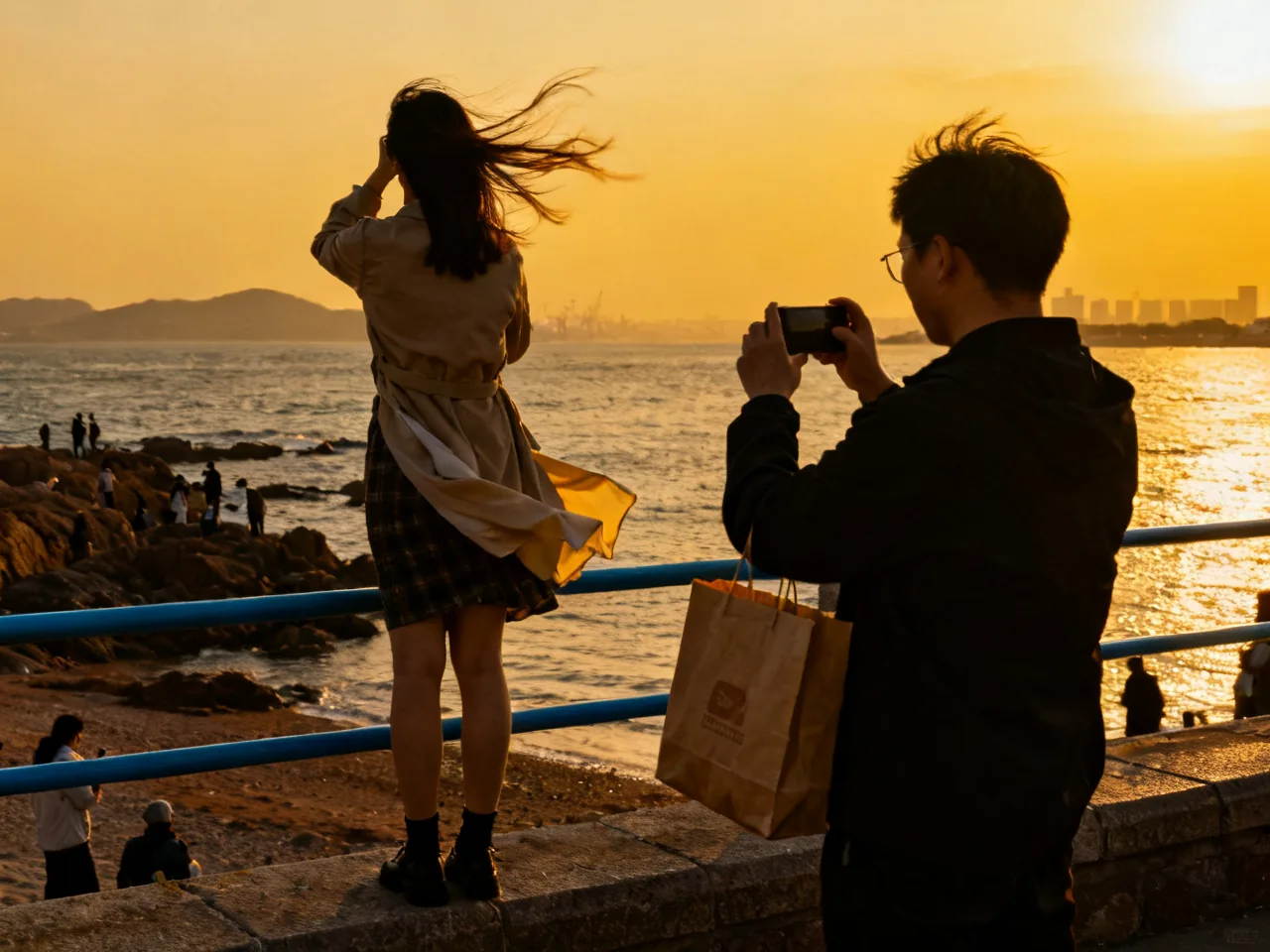 In Qingdao by the Sea, I Learned to Check the Wind and Tide First Before Choosing Where to Sit