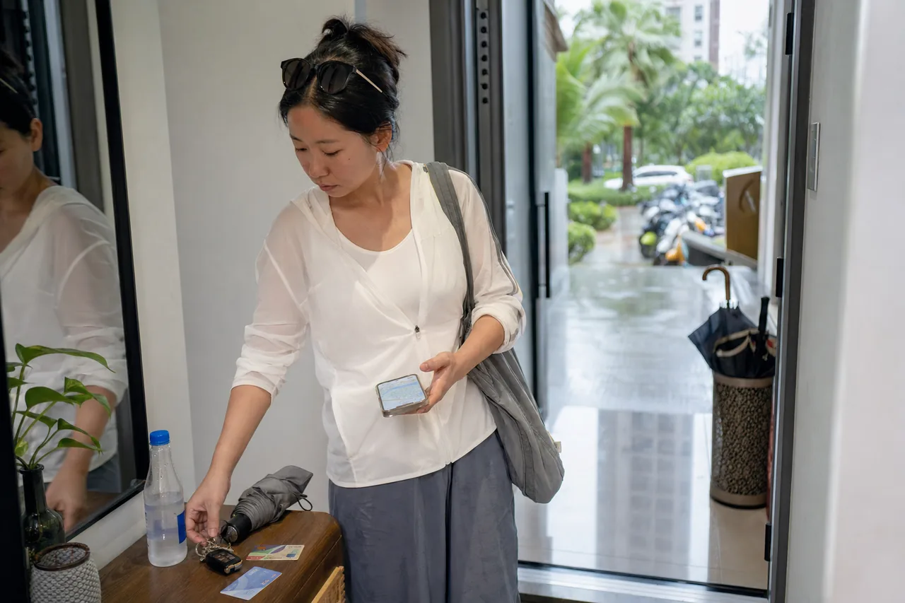 In the Minutes Before Going Out in Haikou, Weather, Humidity, and Route All Crowd into the Phone